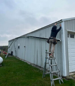 gutter contractor replacing gutters